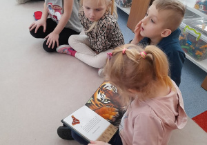 Czytanie bajki o tygrysach przez dziewczynkę 6